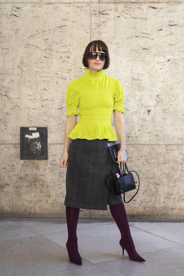 荧光绿的针织上衣,以高领,公主袖以及荷叶边的裙摆状的衣服下摆的设计