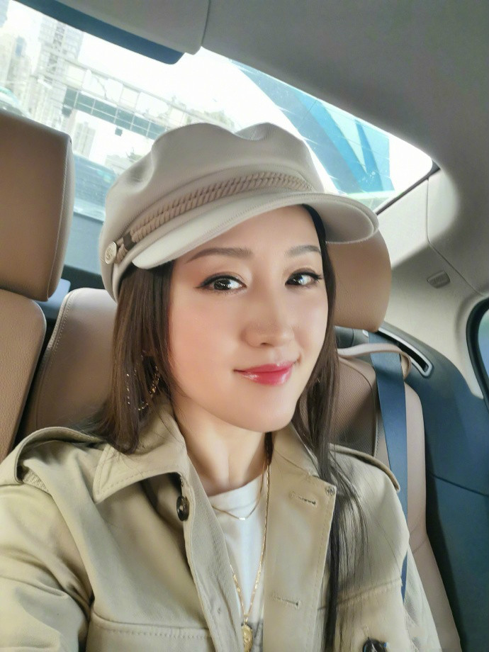 49岁杨钰莹戴帽自拍嘴角放一朵野花凹少女眼神里却满满的沧桑
