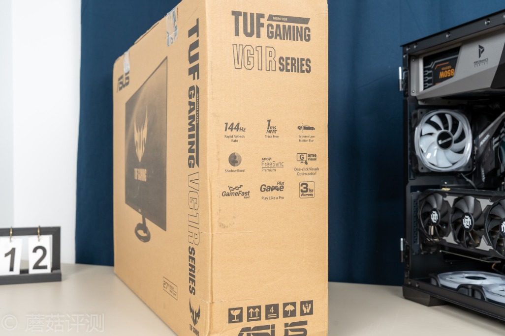 包括刷新率,响应时间等等▼显示器的包装比较传统,中间是显示器的外观