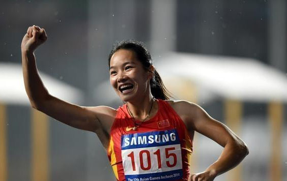 之后的她孤身跑到广东打工,在一家餐厅里被广西田径队教练田玉梅选中