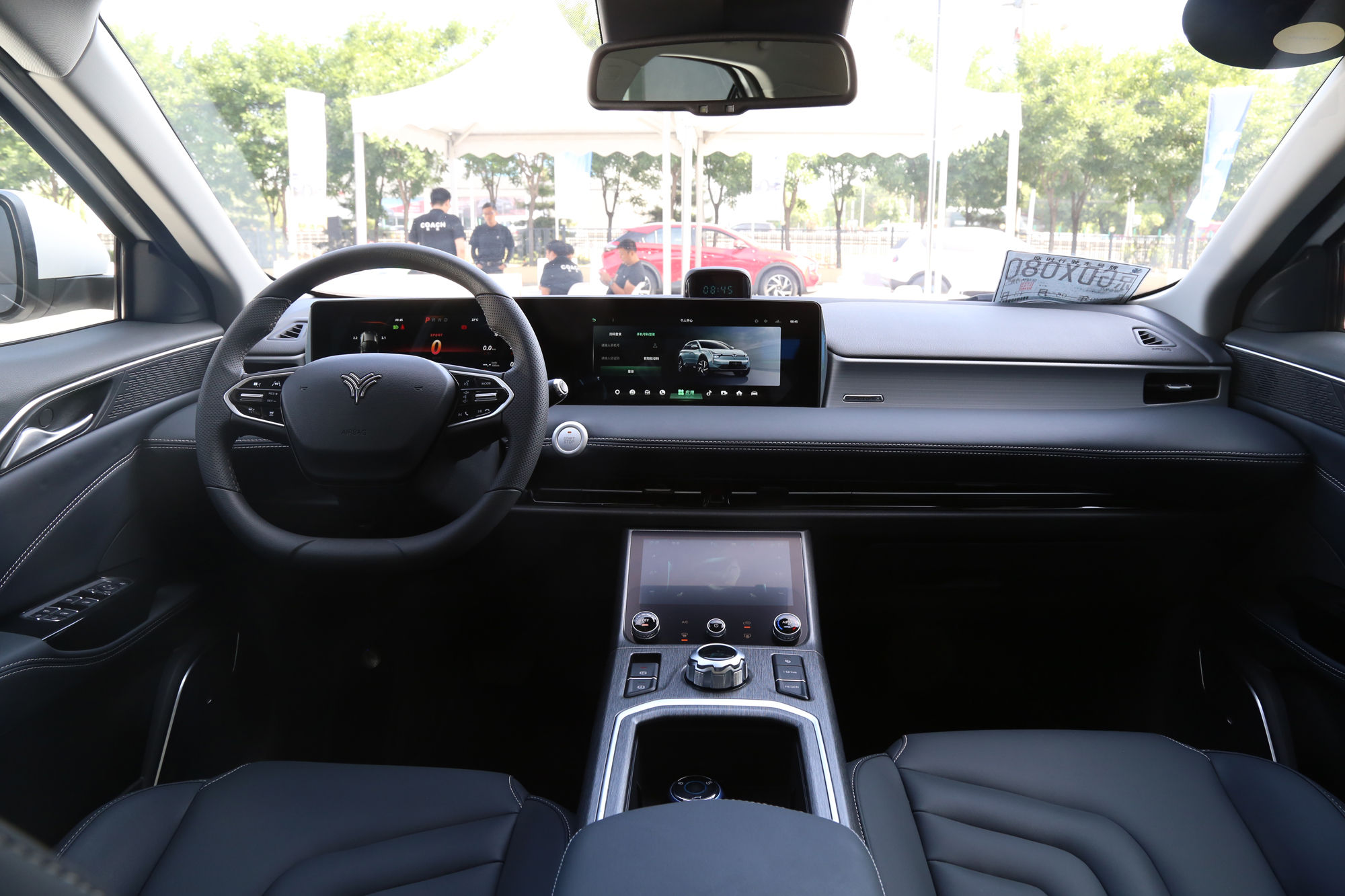 哪吒u的内饰设计以简约为主,大部分功能都集成在内饰的三块大屏幕中