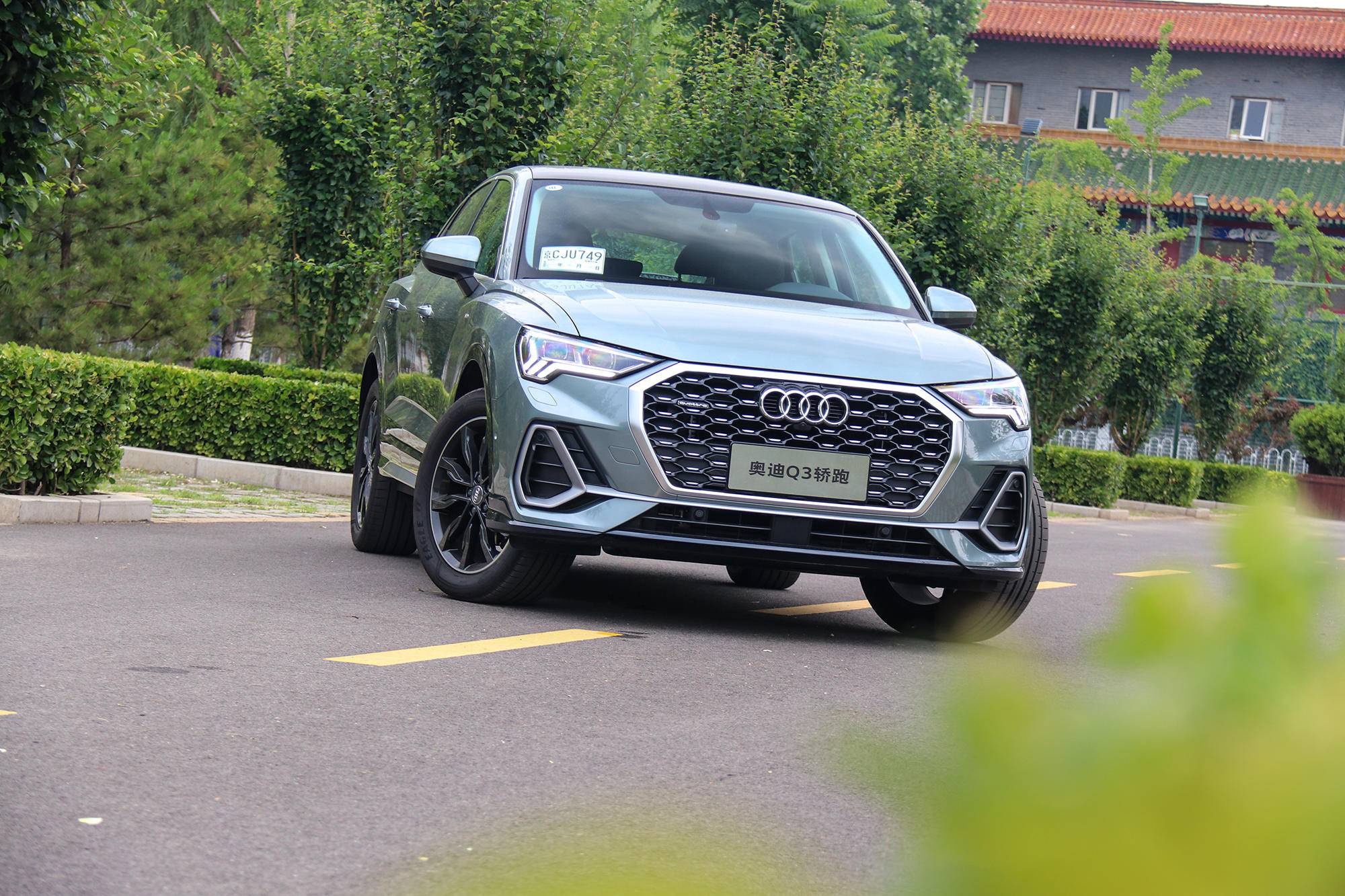 拿背影怎样圈粉试驾奥迪q3轿跑