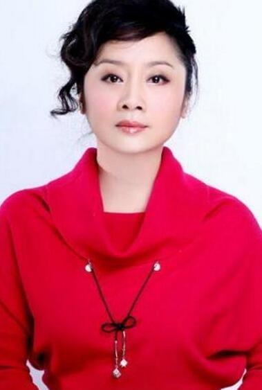 出演《山不转水转》而进入演艺圈,出演过多部电视剧,还多次参加央视