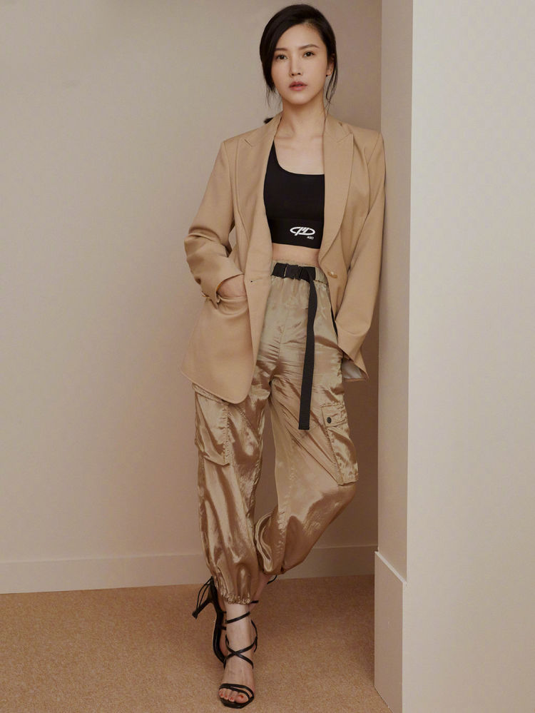 穿西装露抹胸,小蛮腰贼抢镜|杨天真|杨子姗|赵薇_新浪新闻