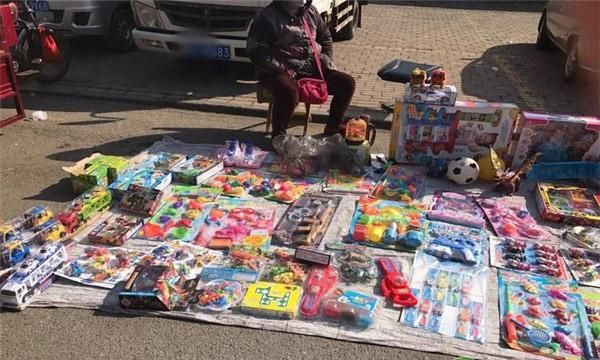27地设摊贩规范点发展地摊经济,摆地摊到底卖什么好?|地摊|摊贩|人群_新浪新闻