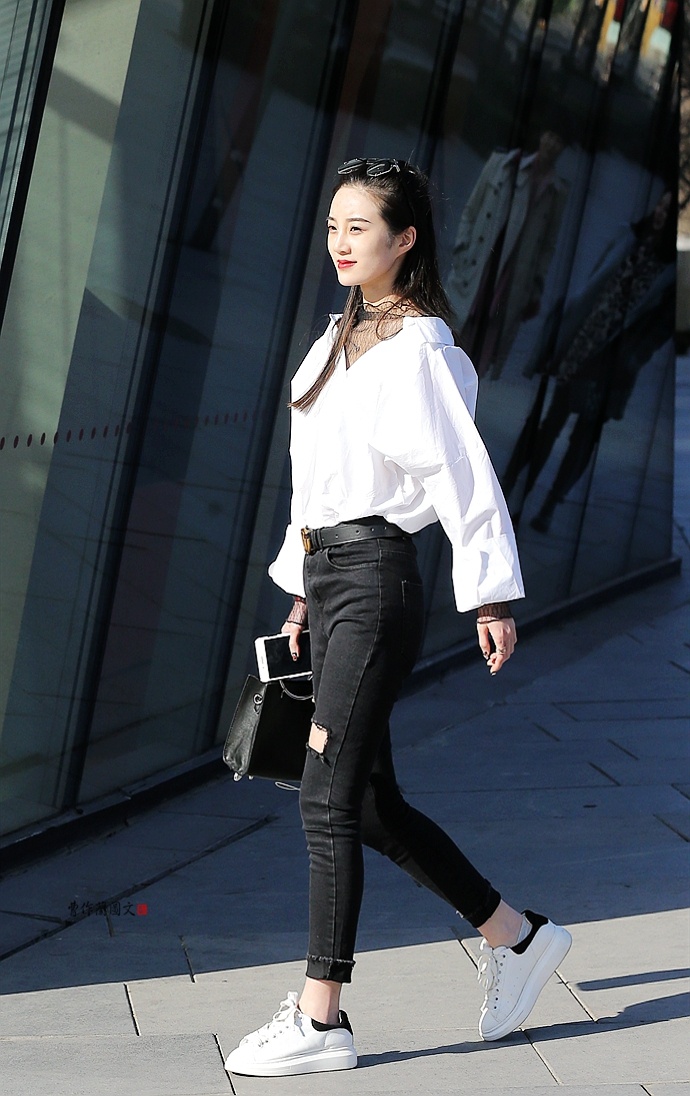 街拍把白衬衫穿出别样味道的美女