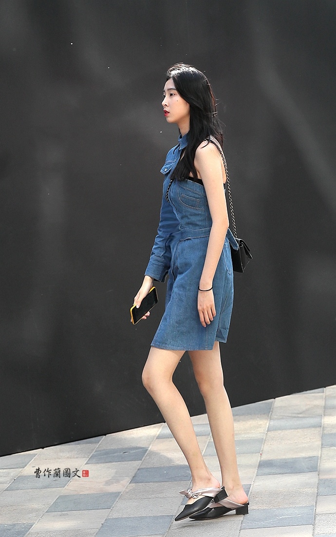 街拍彰显纤纤细腰的裙带美女