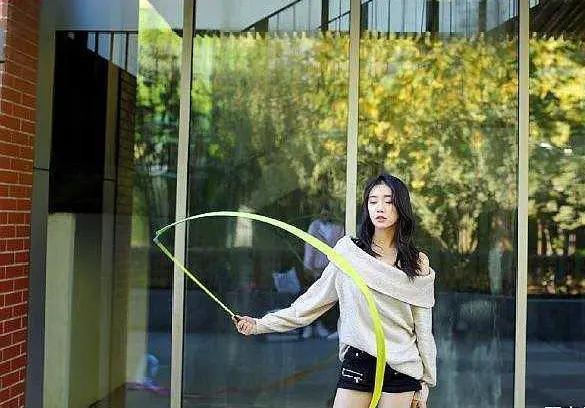 体操女神舒思瑶,微博晒沙滩长腿一字马,模特身材至今没有男朋友