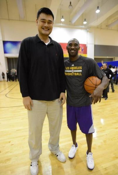 没事千万别和姚明合影,科比秒变1米7 奥尼尔似小鸟依人