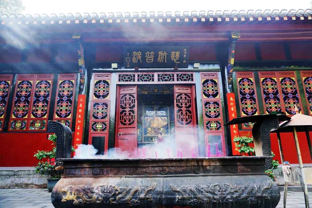 混元殿是青羊宫的第二重大殿,这里供奉着道教最高尊神太上老君;后殿