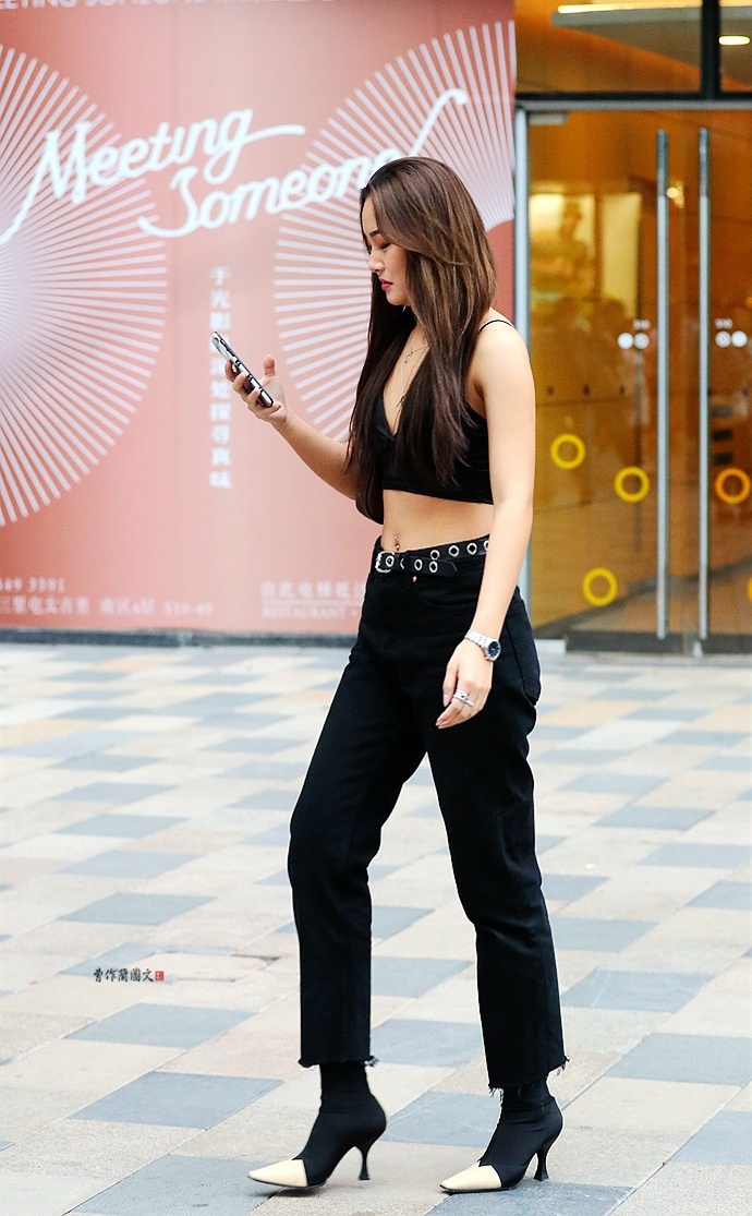 街拍彰显纤纤细腰的裙带美女