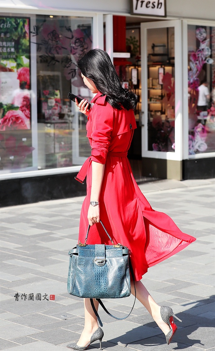 街拍彰显纤纤细腰的裙带美女