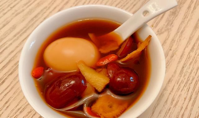 1个鸡蛋2颗枣,再放些它,煮一碗女人汤,常喝脸色红润有光泽