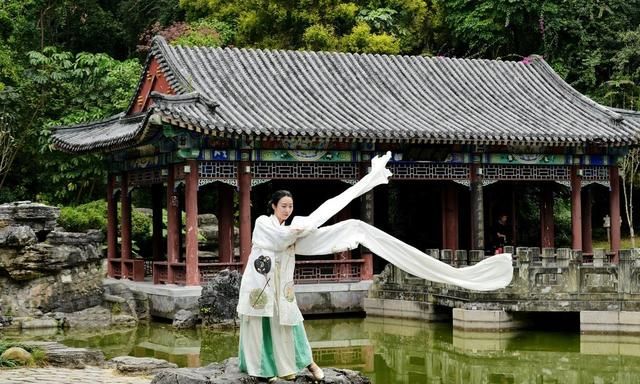 知识点 | 水袖功的三个主要动作程式:抖袖、翻袖、扬袖