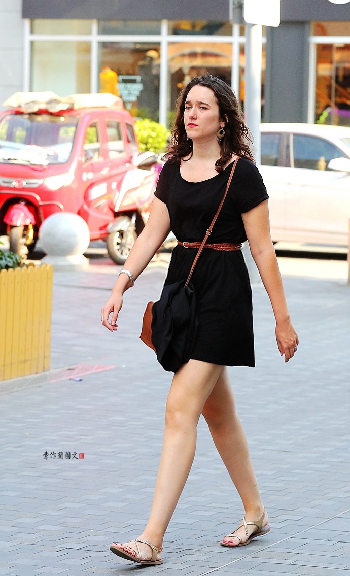 街拍彰显纤纤细腰的裙带美女