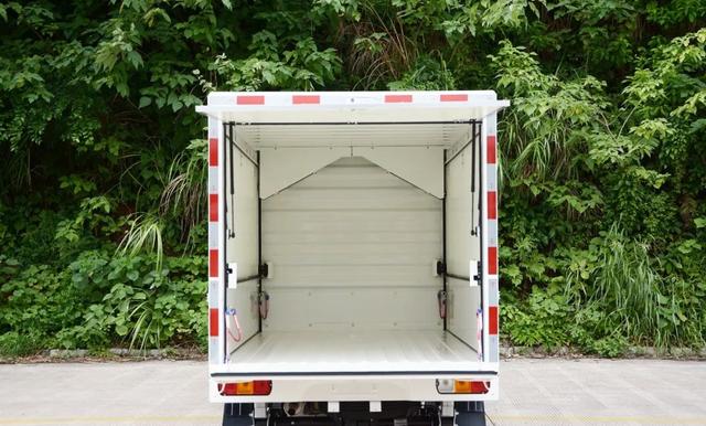 五菱再造回本利器一键开关鸥翼门成为地摊一哥不是梦