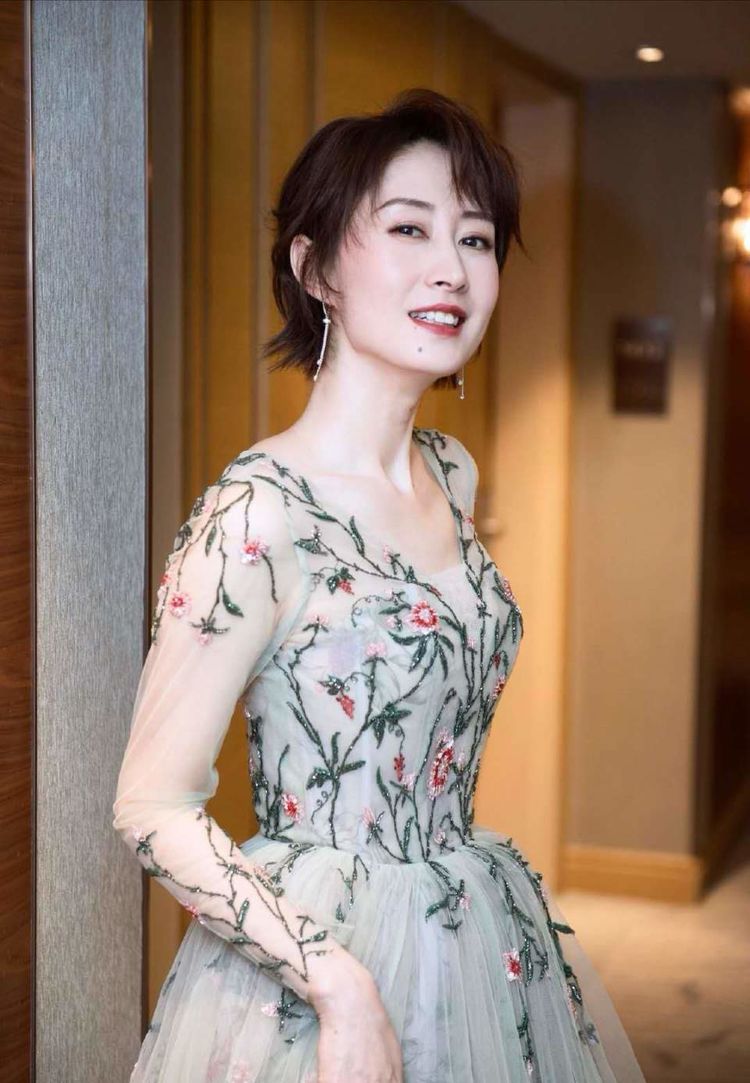 她没毕业就被称"小巩俐",嫁豪门7年却离婚,今44岁再次爆红