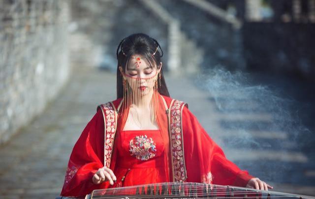 刘泳希古装大婚谈古筝,梦回《闪光少女》千指大人的高光时刻