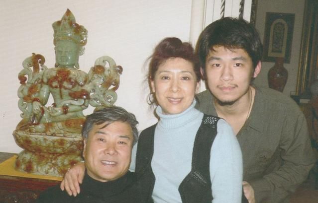 因为要组织一场建国45周年的庆祝活动,江鸿和朋友逐一去拜访被邀请的