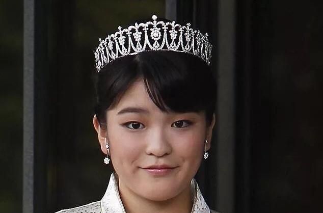 日本皇室的皇冠,美智子菊花造型大气,佳子小巧惹人爱