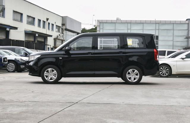 底盘悬架方面,这款五菱宏光plus车型采用的是前置后驱.