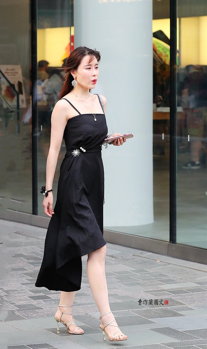 街拍彰显纤纤细腰的裙带美女