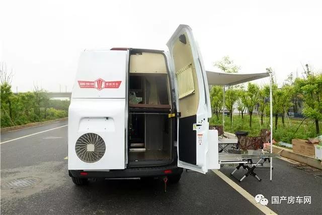 这款车型的后备箱比较大,打开右侧车门,可见行李箱在尾部床铺下面