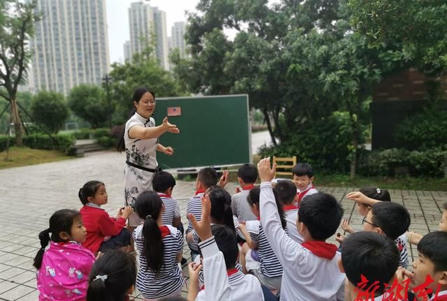 餘瀟)又到楊梅成熟季,長沙市芙蓉區大同瑞致小學校園內早已紅丹累累