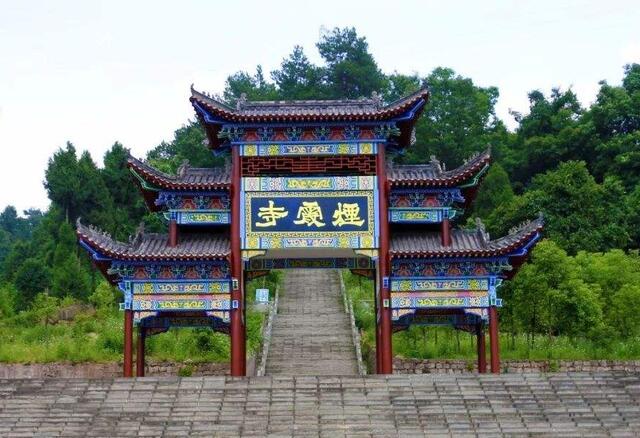 而且可以亲眼目睹各种不同的景观,就像烟霞山风景区和八台山风景区