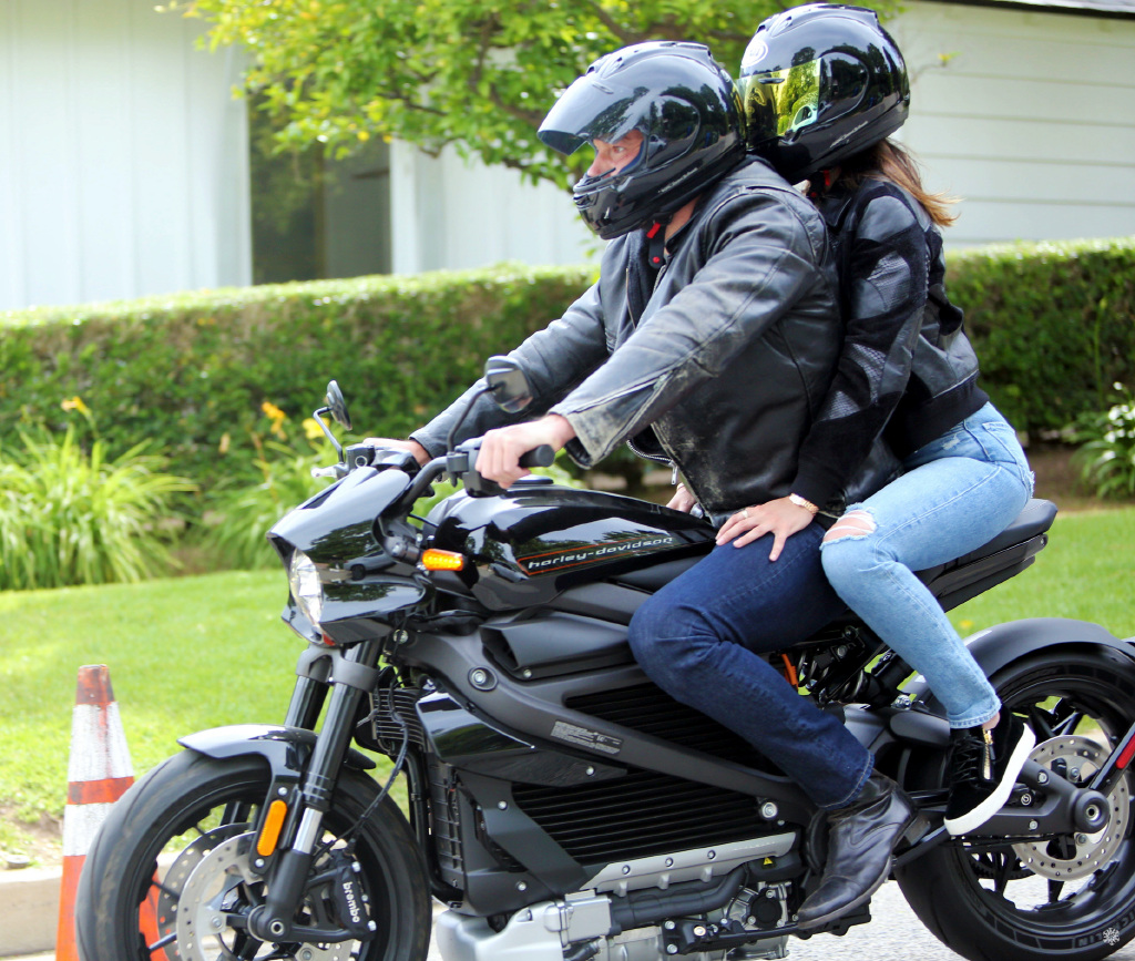 当天现身洛杉矶街头的本·阿弗莱克,戴了一顶黑色的摩托车头盔,还穿了