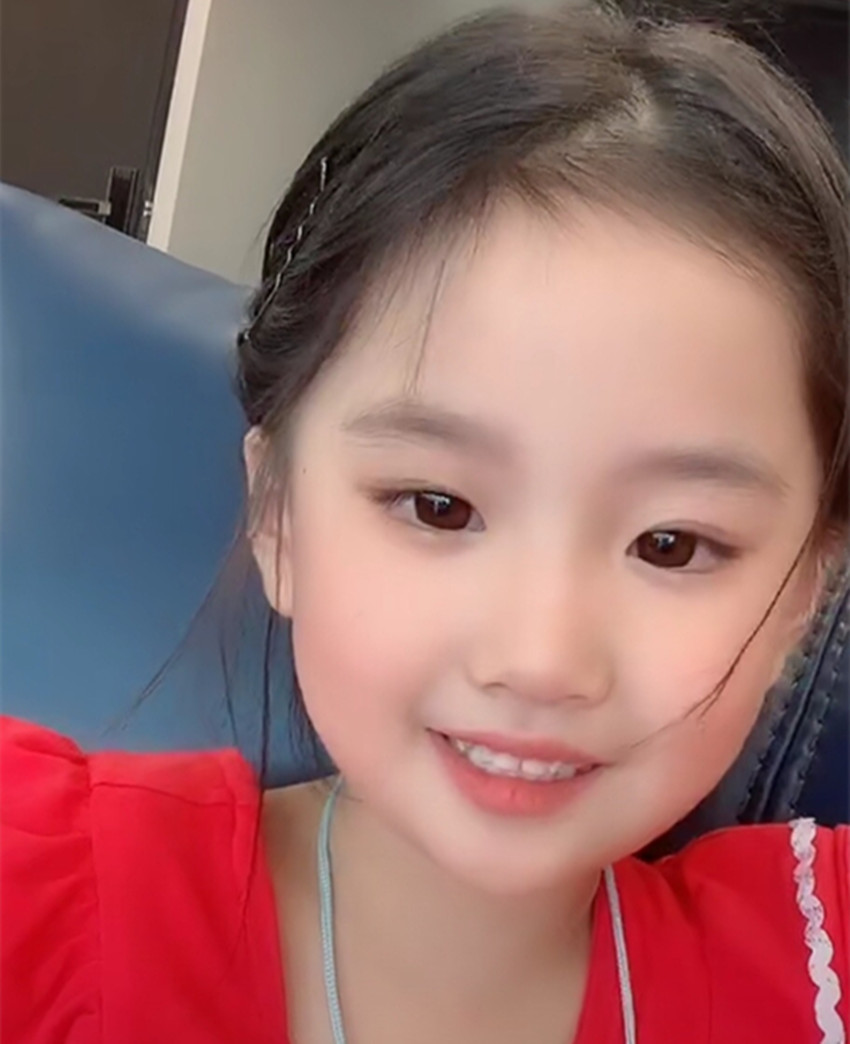 小姑娘长相像极刘亦菲引热议网友说她女儿都信的程度太漂亮