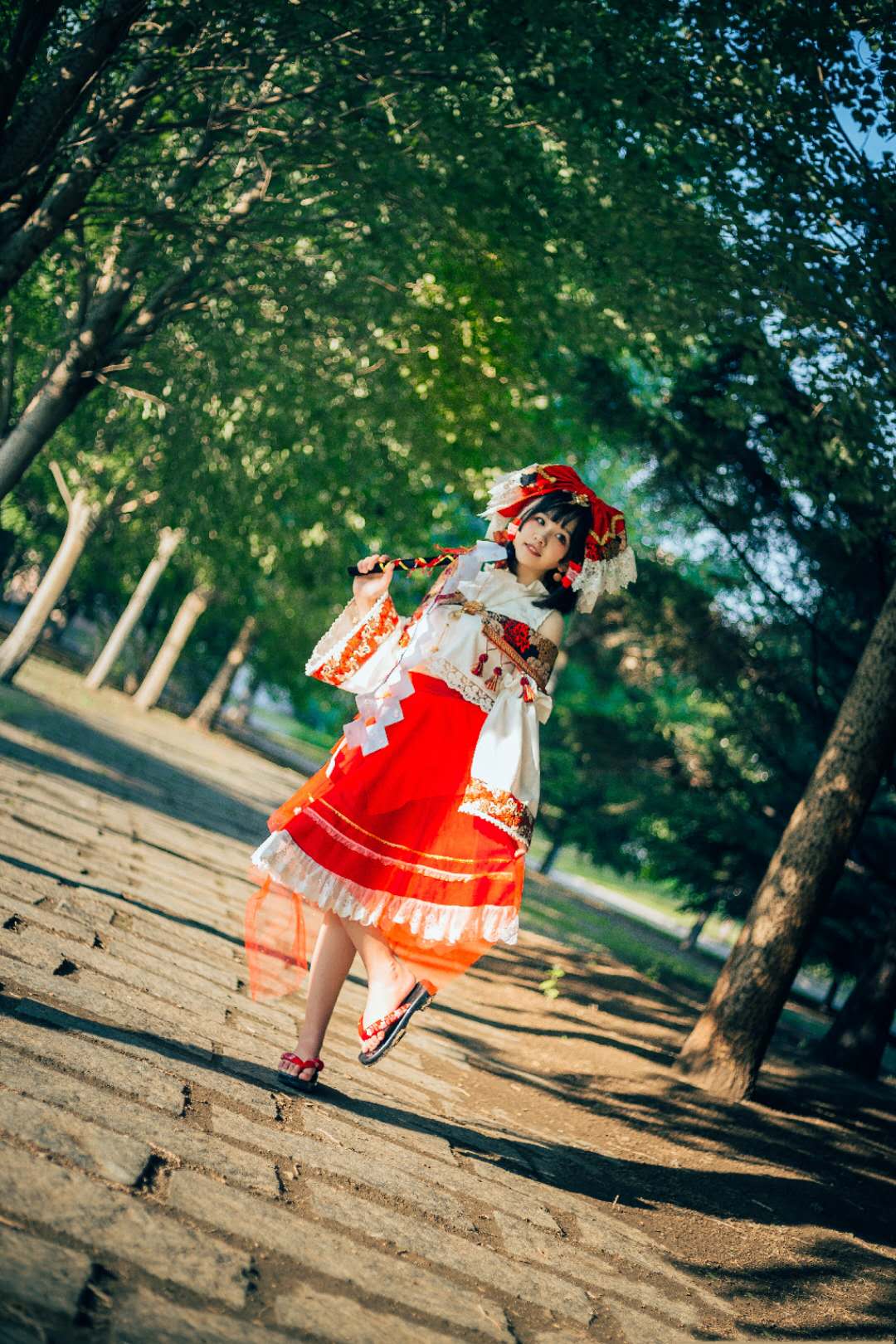 灵动小巫女侧坐树杈,蕾丝边下藏着白袜,三套造型尽显甜美|巫女|造型|