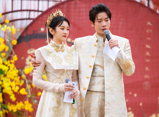 李嘉铭刘泳希举行婚礼,造型独特惹人羡慕,夫妻合奏太唯美