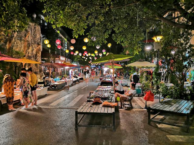 喜迎全员摆摊时代,国内地摊夜市竞争激烈,谁才是游客心中第一?