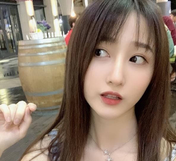 斗鱼最惨的小女主播为人气去户外热舞结果号都被封了