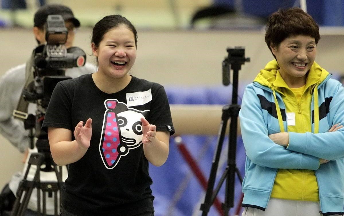 断裂,这一伤病也直接终结了程菲的体操生涯,后来在恩师陆善真的建议下