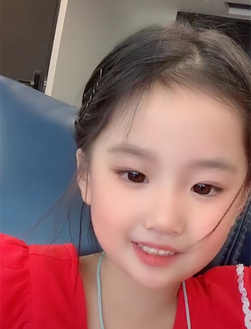 小姑娘长相像极刘亦菲引热议,网友:说她女儿都信的程度,太漂亮