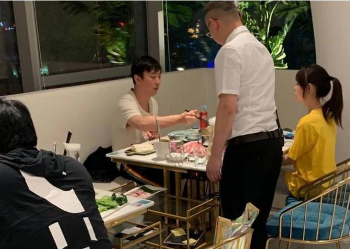 王思聪单独和女孩吃饭,女孩素颜清纯很拘谨,网友:少爷换口味了