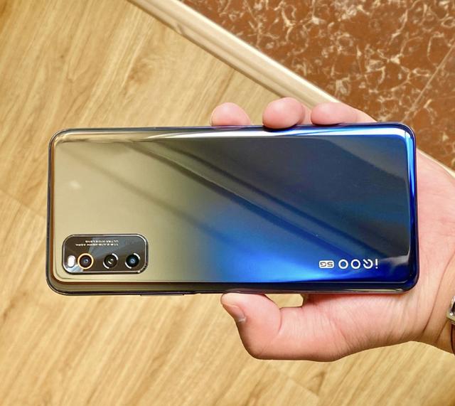 这个价位中还有荣耀x10和红米10x pro机型,荣耀拍照略胜一筹,红米中规