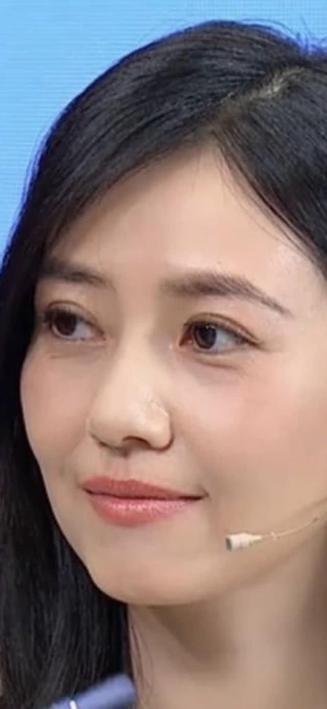 高圆圆直播带货身穿一字领气质佳但眼纹抢镜产后依然显疲惫