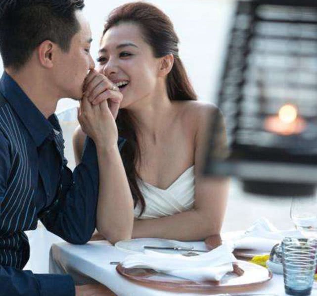 在娱乐圈小有名气,嫁给知名音乐家