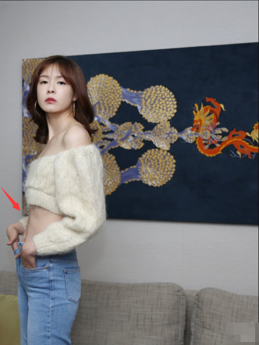 李艾产子一年恢复强穿露脐装腹肌明显重回超模身材