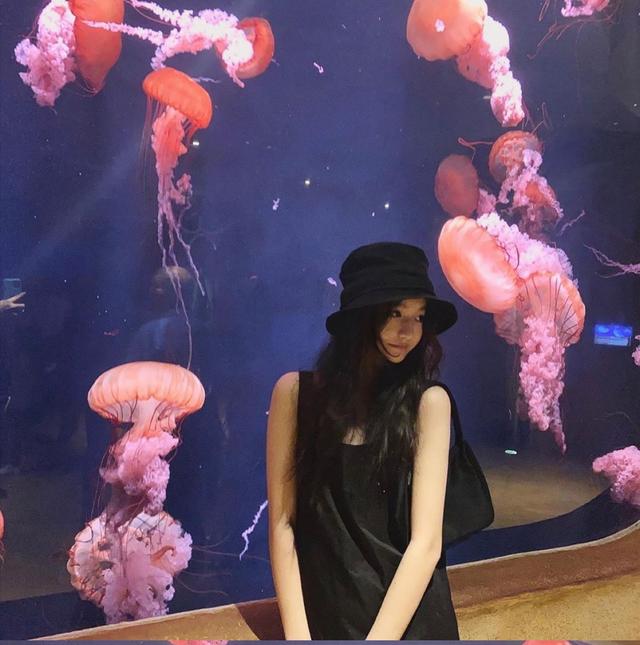 李嫣生日会上闺蜜周巴黎太抢眼才15岁就又瘦又美又会穿