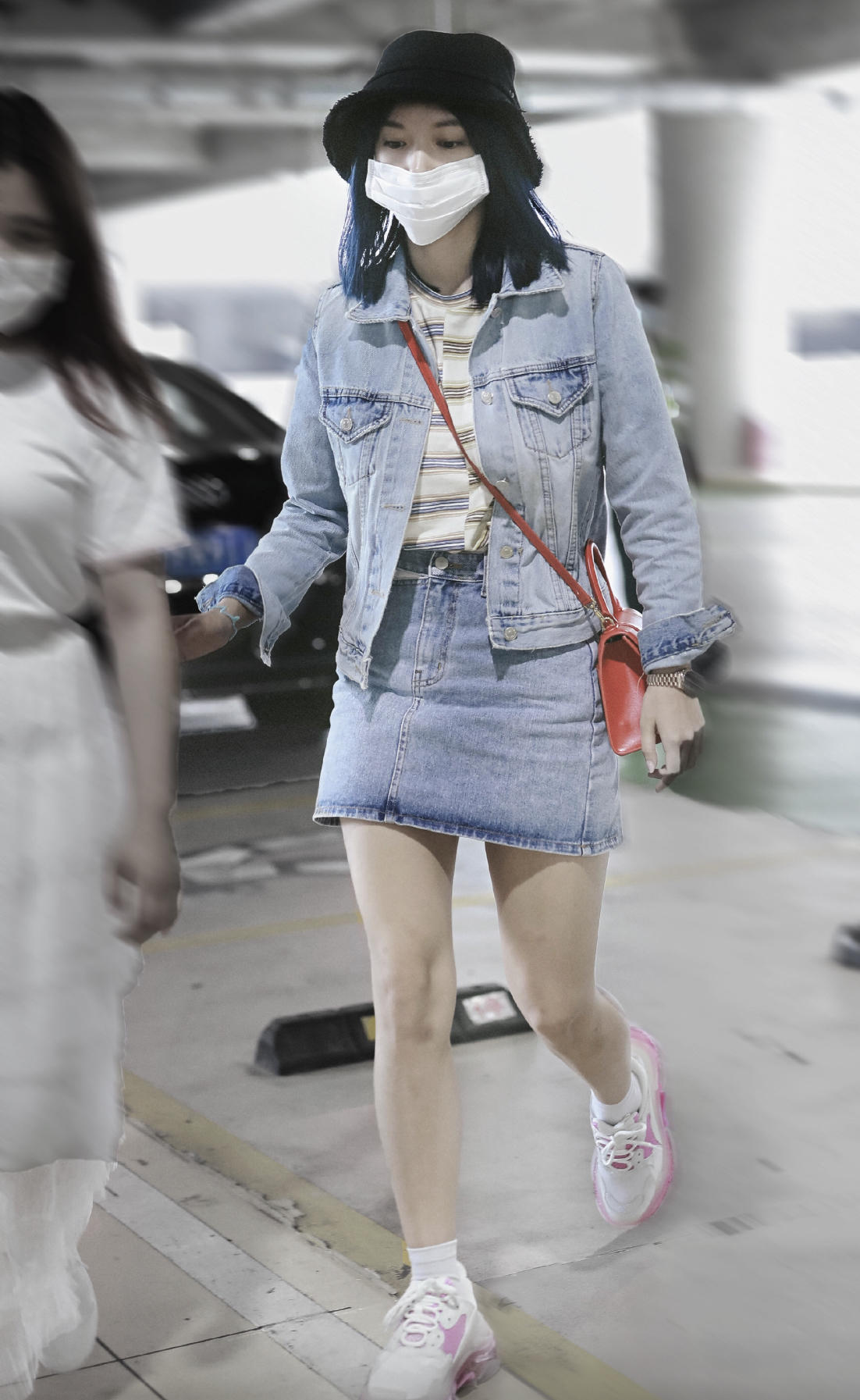 夏季穿搭没头绪看程潇用衬衫搭配短裤清爽减龄戴渔夫帽更洋气