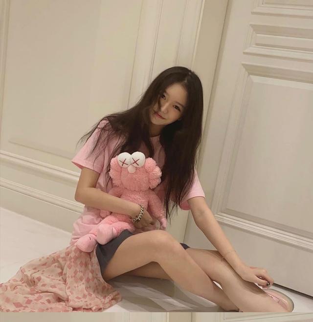 李嫣生日会上闺蜜周巴黎太抢眼才15岁就又瘦又美又会穿