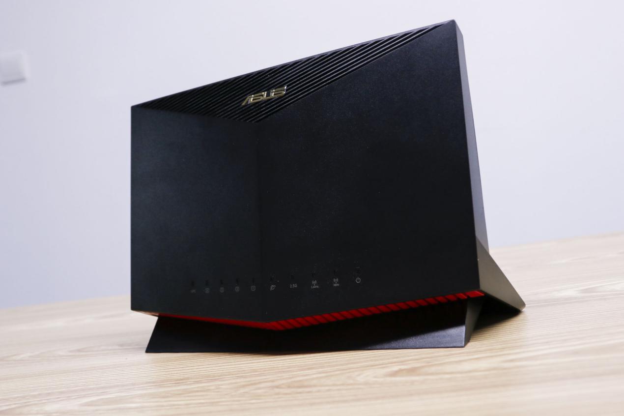 在外观方面,ax86u延续了ac86u的整体框架,依然是站立式的设计.