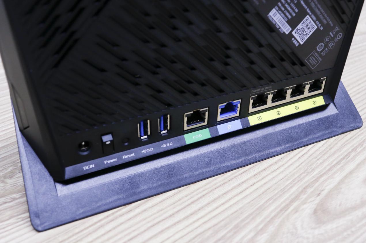 相较于ac86u的双核cpu,rt-ax86u的cpu升级到4核心,是博通的bcm4908