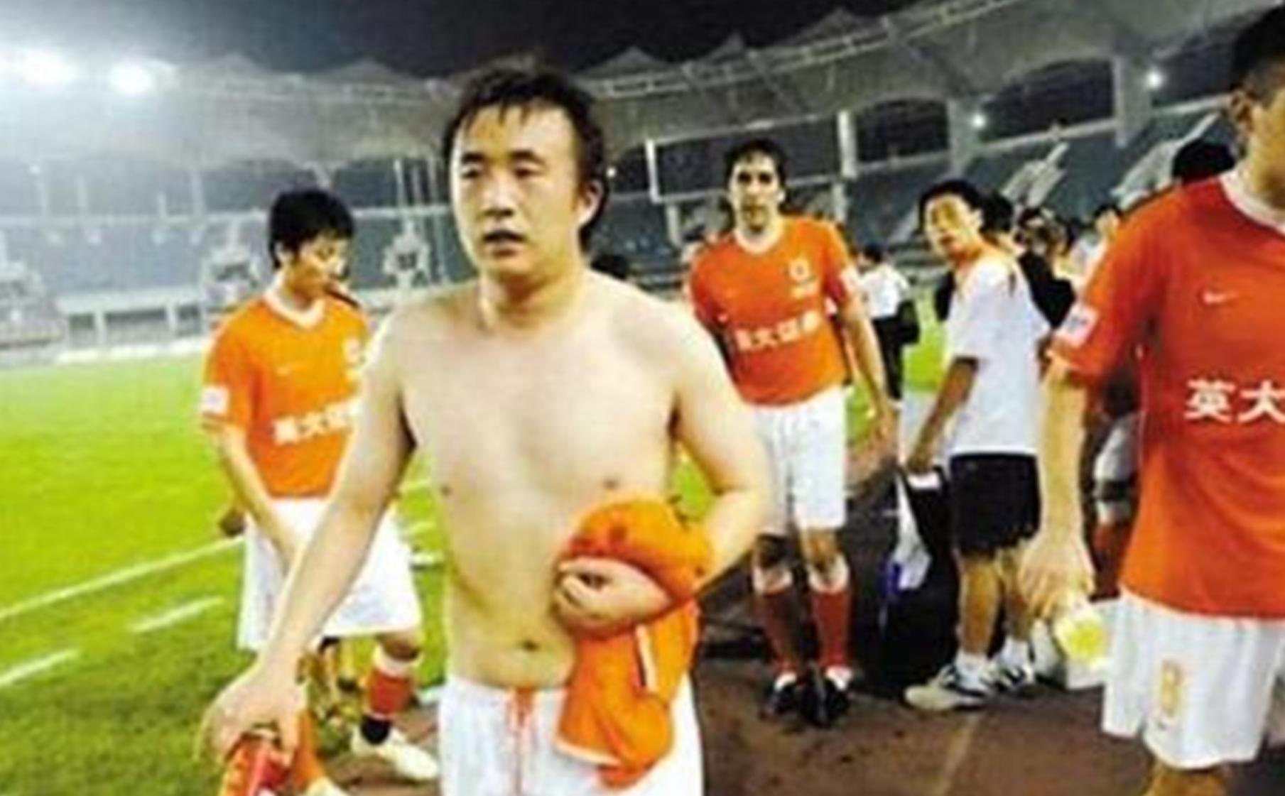 国足又一次躺枪?27岁亚洲天王骨折后,军训3周直言很享受