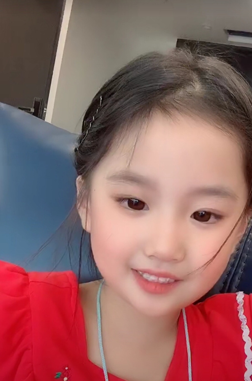 小姑娘长相像极刘亦菲引热议网友说她女儿都信的程度太漂亮