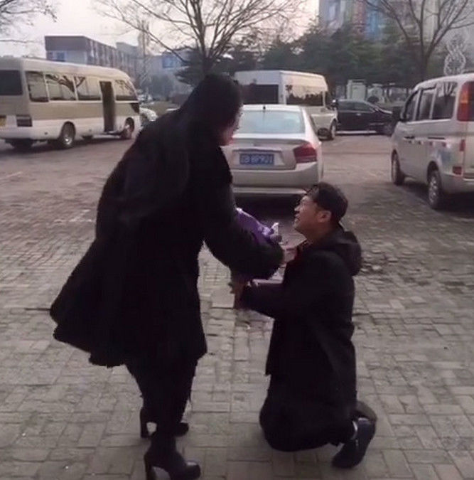 男子当街向女友下跪,手里捧着礼物求婚,谁料被怒扇耳光